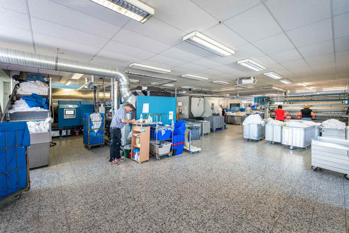 Mitarbeitende und Technik der Wäscherei Heinrich Göbel