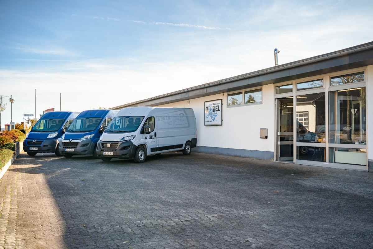 Gebäude der Wäscherei Göbel mit Firmenfahrzeugen in Willingen